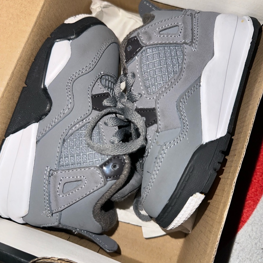 Boy Jordan 4s (6C)
